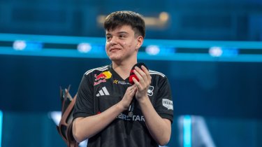 Киберспортсмен из Семея получил эксклюзивную мышку в цветах флага РК