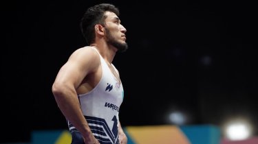 Лучший борец Казахстана триумфально разгромил Олимпийского чемпиона