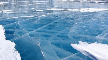 Учёные выявили причины скольжения на льду, это повлияет на шины и коньки