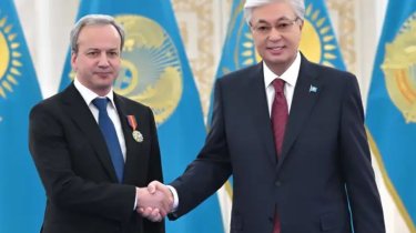 Токаев вручил госнаграду президенту шахматной федерации FIDE