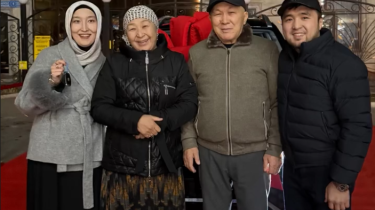 Елдос Сметов подарил жене новое авто