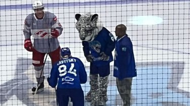 Легенда бокса в Астане: Рой Джонс открыл матч "Барыса"