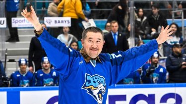 Легендарный альпинист вышел на лед с «Барысом»