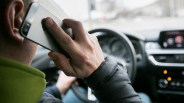 В Казахстане вырос штраф за разговор по телефону за рулем с 2026 года