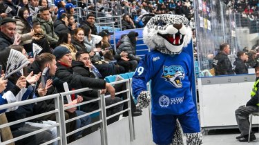 «Барыс» разгромно проиграл аутсайдеру