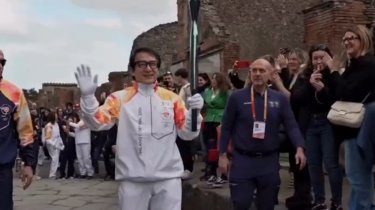 Джеки Чан пробежал эстафету с олимпийским факелом в Помпеях