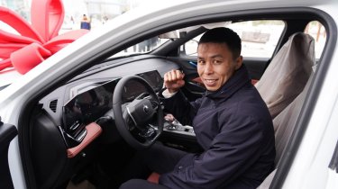 Боксеру Бибосынову подарили авто за золото ЧМ в Дубае