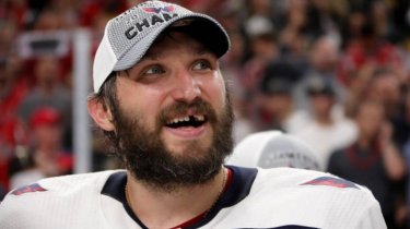 Овечкину выбили зуб в матче с «Чикаго»: судьи пропустили удар клюшкой (Видео)