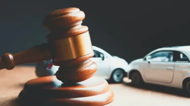 Яма или щебень на дороге: как отсудить миллионы тенге за поврежденное авто?