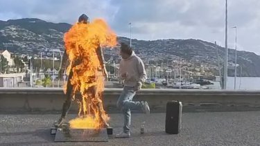 Вандал поджег статую Роналду в родном городе футболиста