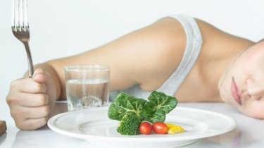 Резкий переход на диету опасен — врач предупредила