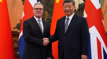 Футбольная дипломатия: Си Цзиньпину подарили мяч с матча «Арсенала» и «МЮ»