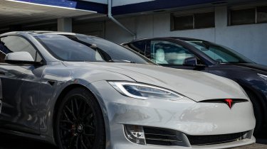 S3XY больше не будет: Tesla снимает с производства свои флагманы ради роботов