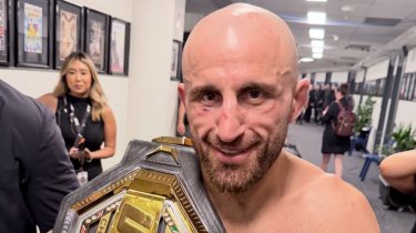 Алекс Волкановски защитил титул чемпиона UFC в бою с Диего Лопесом