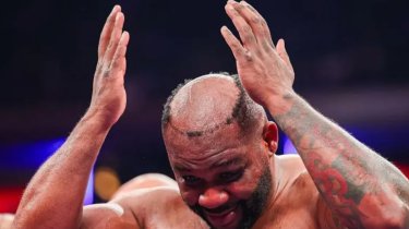 Тяжеловес Джаррелл Миллер провел бой в парике и победил (Видео)