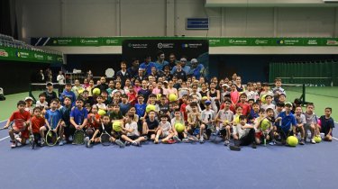 Александр Бублик сыграл против сотни детей в Астане