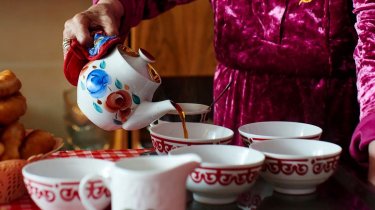 Врач-гастроэнтеролог рассказал, с чем нельзя пить чай