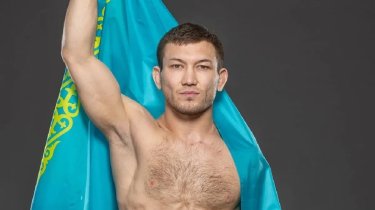 Казахстанец ворвался в топ-20 мира и обошёл бойцов UFC