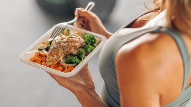 Запрет на еду после 18:00: Как из-за этого вы набираете вес?