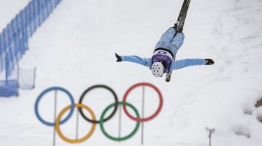 Квалификацию по фристайл-акробатике перенесли на Олимпиаде из-за снегопада