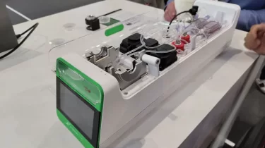 Живой мозг на чипе сыграл в DOOM: австралийцы создали биокомпьютер за $35 000