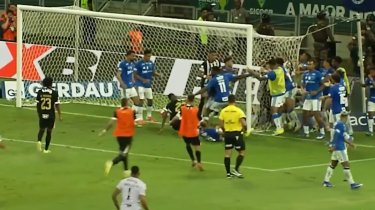 Халк и Жерсон устроили массовую драку в финале Лиги Минейро