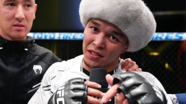 Боец в женском орнаменте: почему подарок Асу Алмабаеву стал позором для Казахстана