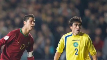 Самат Смаков выставил на аукцион футболку с матча против Роналду