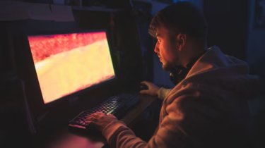 Гейминг вместо сна: Врач предупредила об угрозе для сердца и осанки