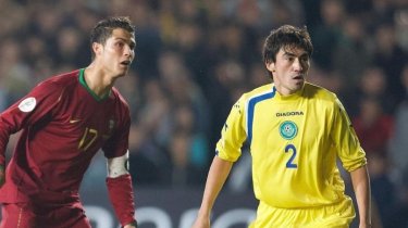 Самат Смаков продал памятную футболку c матча с Роналду ради спасения коллеги