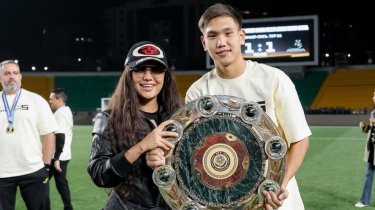 Мама Калмурзы заступилась за сына после удаления в матче против Украины