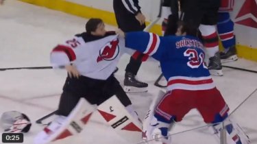 Массовую драку устроили вратари на матче НХЛ