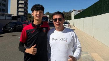 «Талант не скроешь»: отец казахстанского футболиста рассказал о переходе в «Барселону»