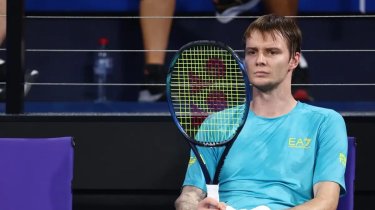 Александр Бублик разгромно уступил на выставочном турнире