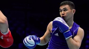 Казахстанский боксер вел в счете, но уступил чемпиону мира из Узбекистана