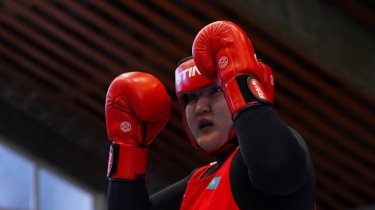 Казахстанка Исламбекова победила узбекскую боксершу в полуфинале ЧА