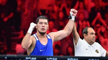 Казахстанец победил туркменского соперника в борьбе за золото ЧА по боксу