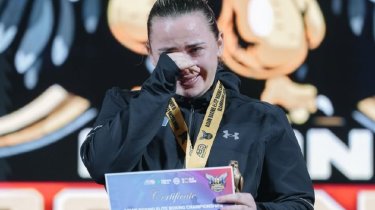 Казахстанская чемпионка расплакалась во время исполнения гимна (Видео)