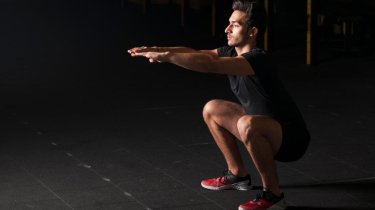 Хруст в коленях при приседаниях: норма или повод для тревоги