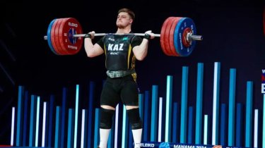 Чемпиону мира по тяжелой атлетике из Казахстана подарили квартиру