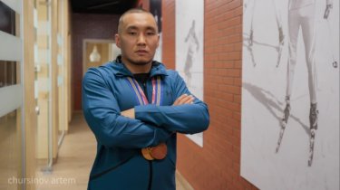 «Я помню запах 2017 года»: Ербол Хамитов вернулся в родной спортзал в Астане