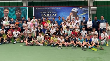 Зангар Нурланулы провел мастер-класс для теннисистов в Туркестане