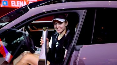 Рыбакина сдала на права ради выигранного Porsche