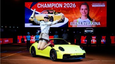 Рыбакина рассказала, кому доверит руль своего лимонного «Порше»