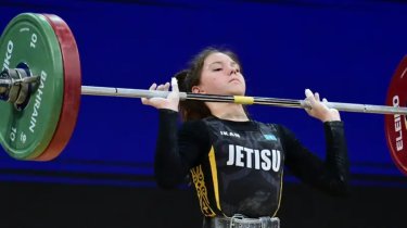 14-летняя тяжелоатлетка переписала рекорды Казахстана