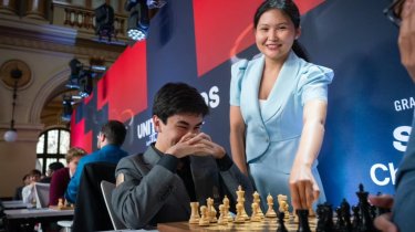 Асаубаева сделала первый ход в партии Синдарова на Grand Chess Tour