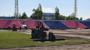 На стадионе павлодарского «Иртыша» укладывают газон из Парижа
