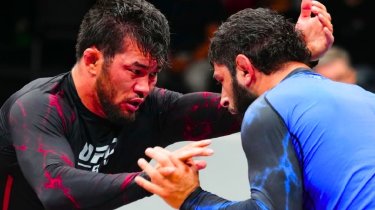 Казахстанский боец дебютировал в новой лиге UFC