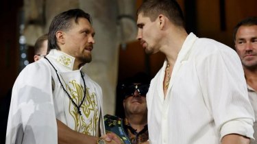 Раскрыты гонорары Александра Усика и Рико Верхувена за бой в Египте