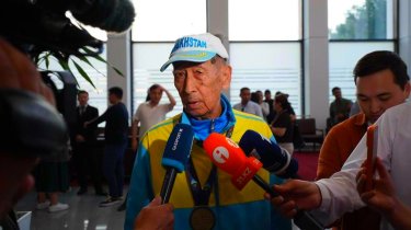 В Астане торжественно встретили 80-летнего марафонца Салтаната Туйтебаева